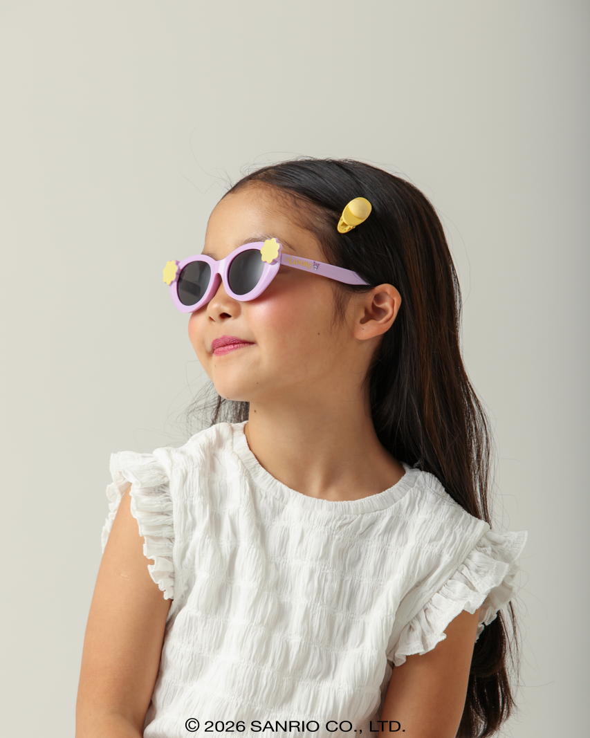 Criança usando Óculos Kuromi Star Roxo Sanrio vista de perfil