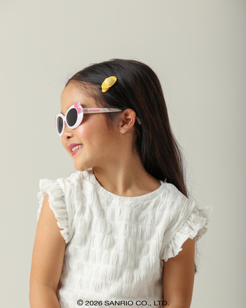 Criança sorrindo com Óculos de Sol Infantil My Melody Bubble Rosa Sanrio visão perfil