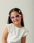 Criança alegre usando Óculos de Sol Infantil Hello Kitty Joy Rosa