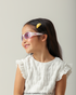 Criança alegre usando Óculos de Sol Infantil Hello Kitty Joy Rosa Vista de Perfil