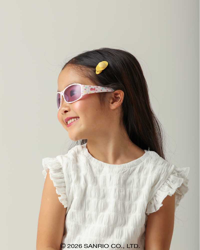 Criança alegre usando Óculos de Sol Infantil Hello Kitty Joy Rosa Vista de Perfil