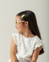 Criança feliz com Óculos de Sol Infantil Hello Kitty Sparkle Amarelo vista de perfil