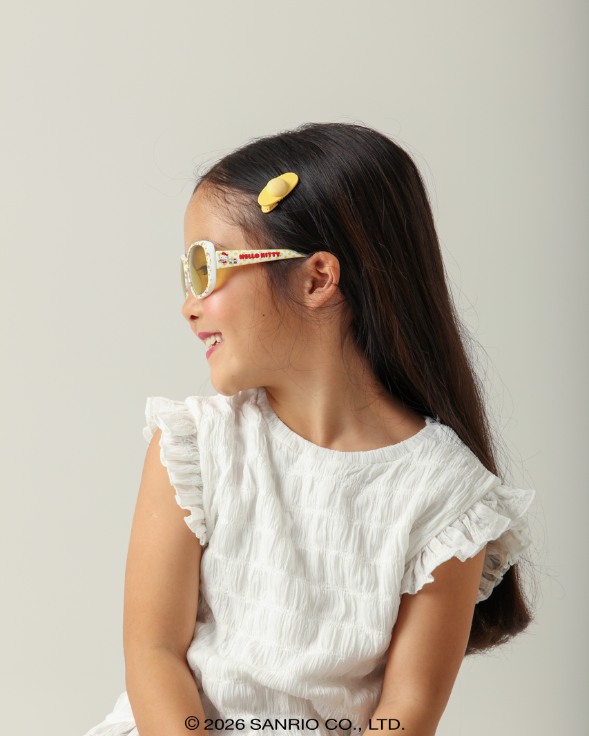 Criança feliz com Óculos de Sol Infantil Hello Kitty Sparkle Amarelo vista de perfil