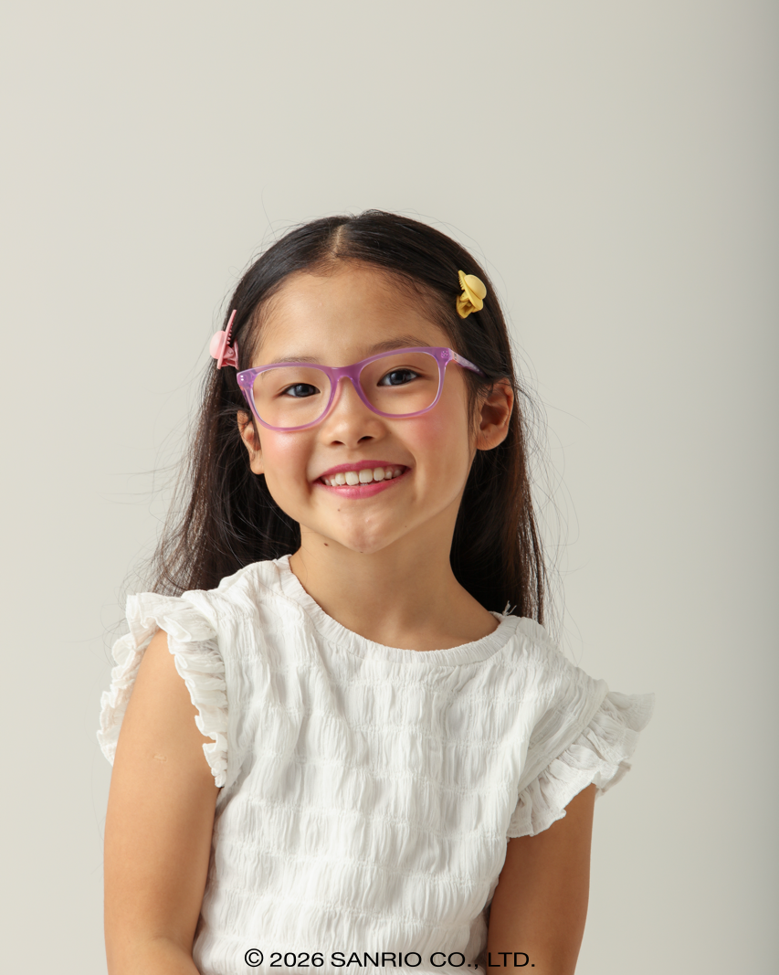 Modelo vestindo Óculos Infantojuvenil Kuromi Daisy Roxo