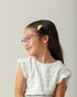 Modelo vista lateral vestindo ,Óculos Infantojuvenil Kuromi Daisy Roxo 