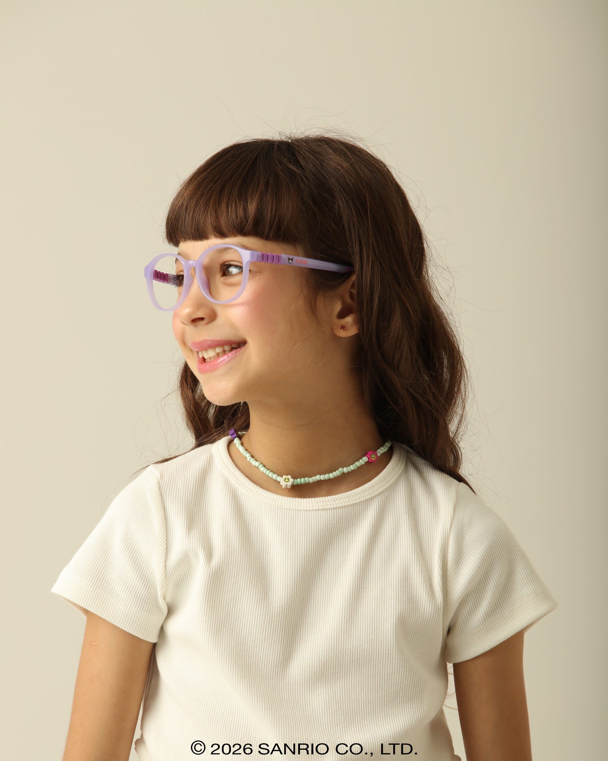 Criança pequena usando Óculos Infantil Kuromi Cotton Roxo vista perfil