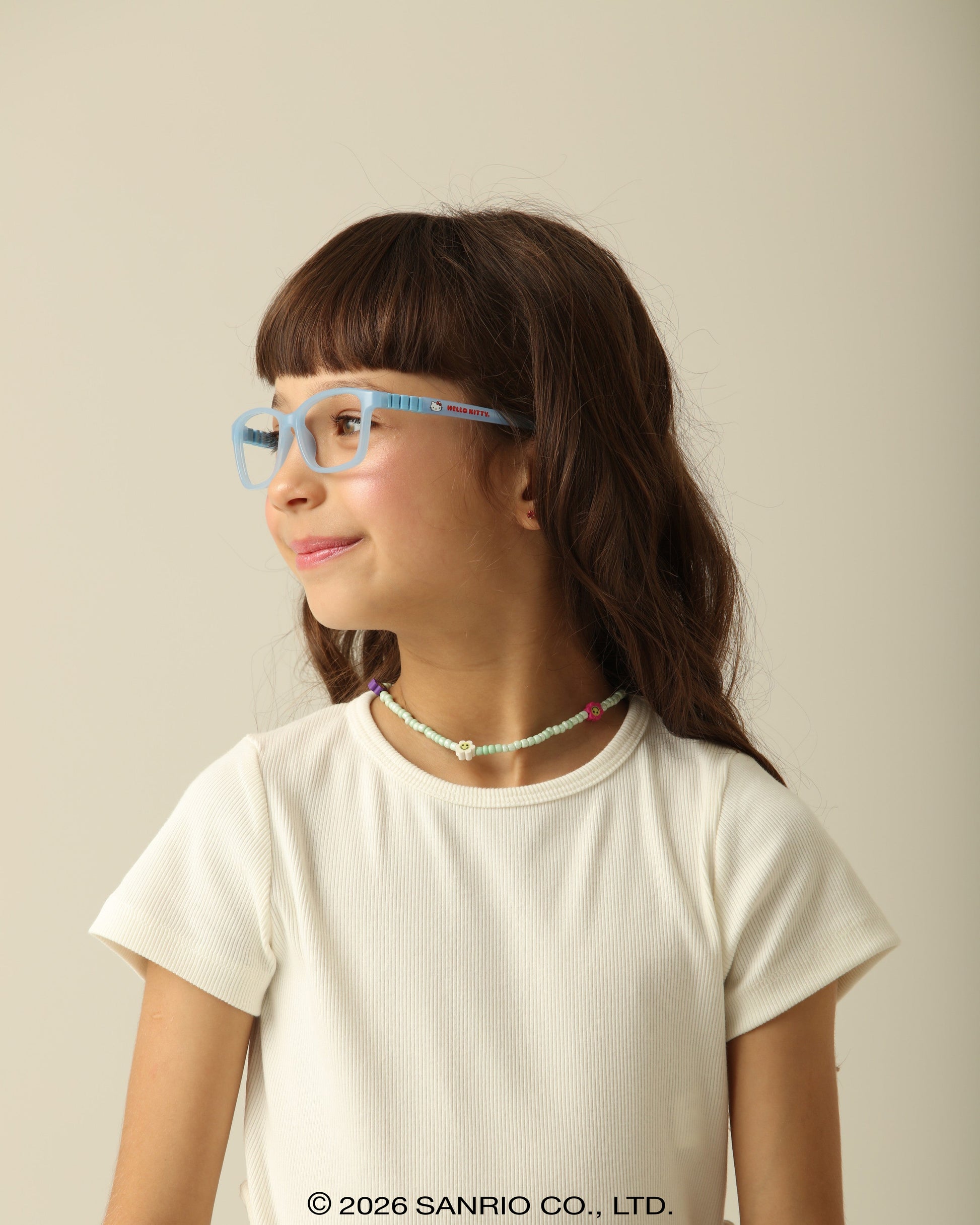 Criança na escola usando Óculos Infantil Hello Kitty Poppy Azul visão perfil
