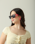 Jovem com Óculos Hello Kitty Sunlight Preto Sanrio vista de perfil