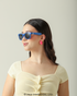 Jovem versátil com Óculos de Sol Hello Kitty Sunlight Azul Sanrio vista perfil