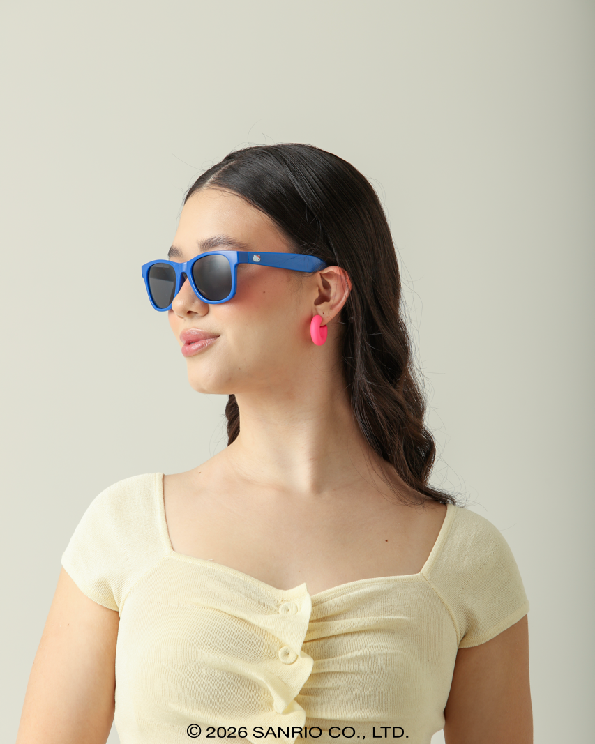 Jovem versátil com Óculos de Sol Hello Kitty Sunlight Azul Sanrio vista perfil
