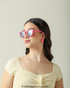Jovem com Óculos Hello Kitty Candy Rosa Sanrio vista de perfil