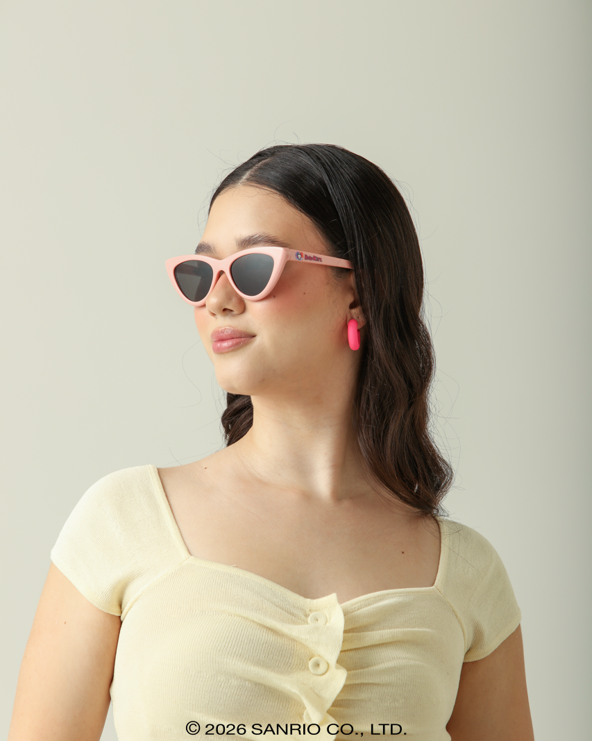 Jovem com Óculos Hello Kitty Cat Rosa Sanrio vista de perfil