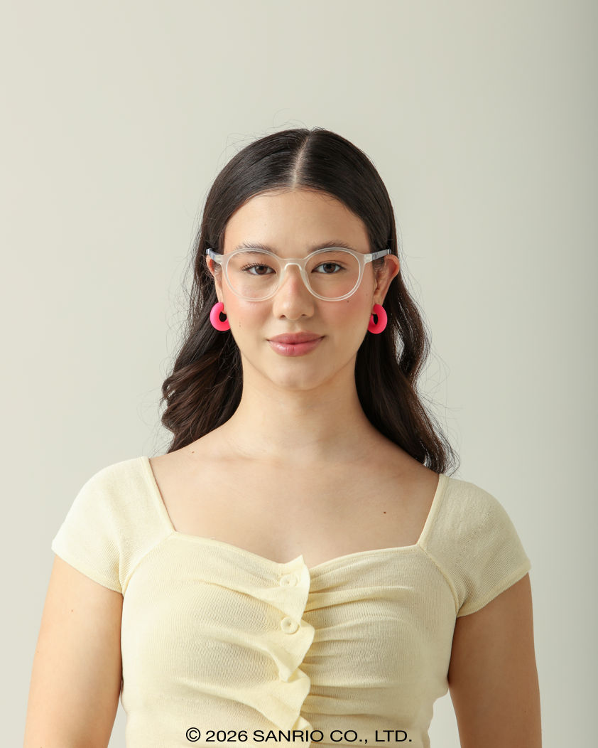 Jovem usando Óculos Infantojuvenil Kuromi Blossom Cinza Sanrio