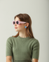 Jovem com Óculos Hello Kitty Glow Rosa Sanrio vista de perfil 