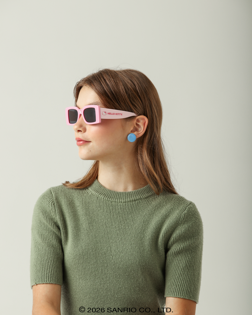 Jovem com Óculos Hello Kitty Glow Rosa Sanrio vista de perfil 