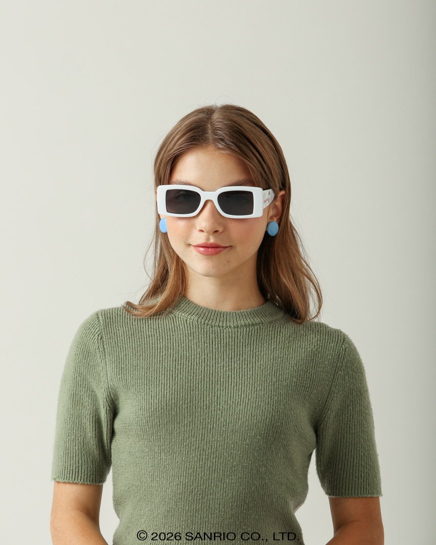Jovem com Óculos Hello Kitty Glow Branco Sanrio vista de perfil