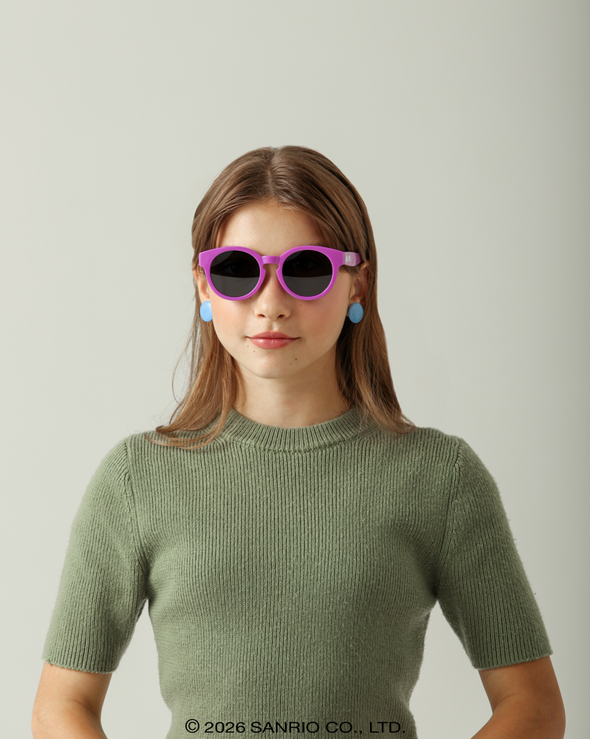 Jovem usando Óculos de Sol Infantojuvenil Hello Kitty Dolly Roxo Sanrio