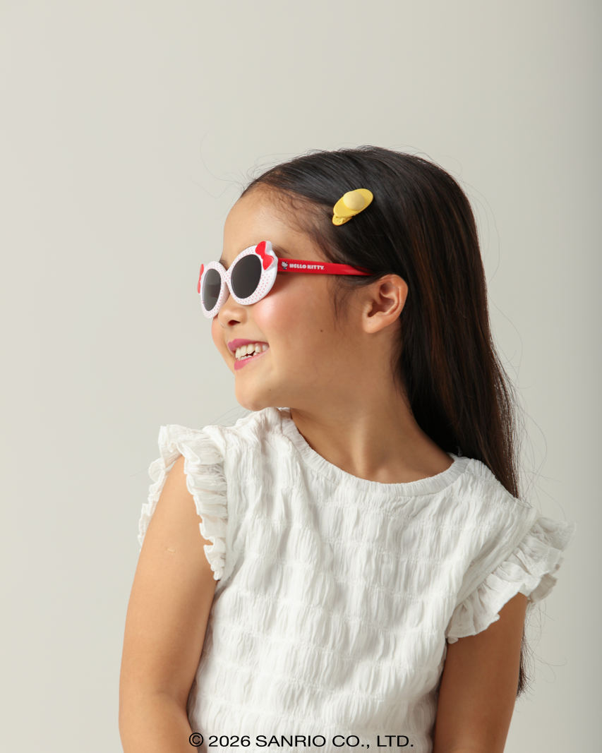 Criança usando Óculos de Sol Infantil Hello Kitty Bubble Branco Sanrio visão lateral